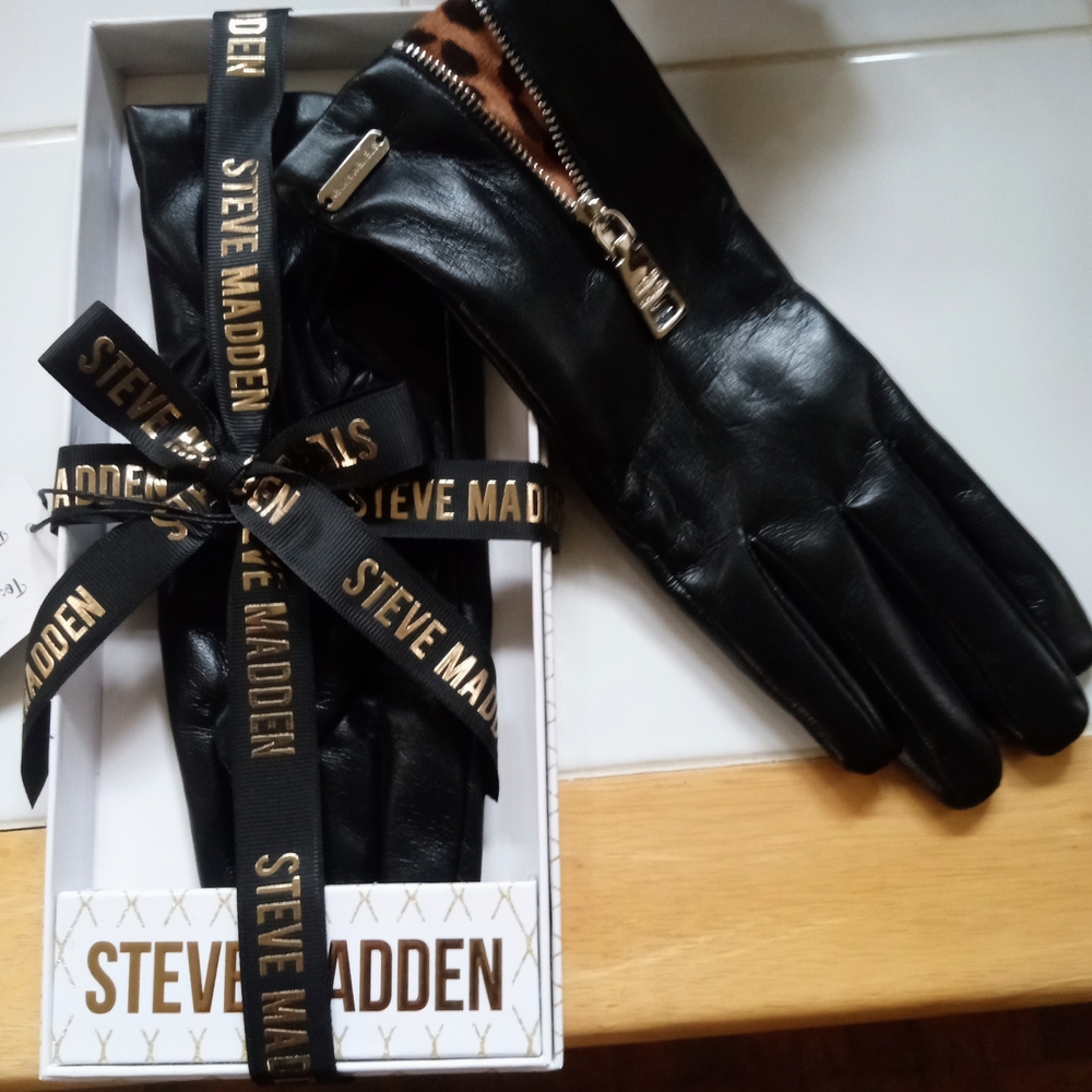 Steve Madden Black and Tan Gloves with Leopard Design - Picture 2 of 6